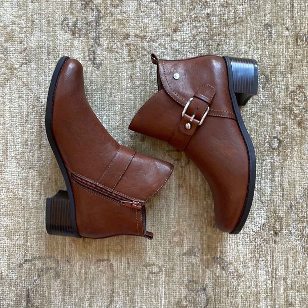 Brown Boots, Size 6. NWOT.  Dana Buchman.
